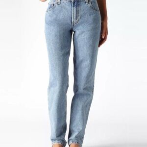 550 Levi, relaxed fit. W 32, L 29. Light/medium wash